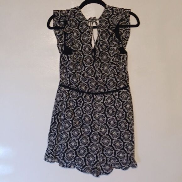Sugar + Lips Amora Sleeveless Crochet Black/White Romper - Picture 4 of 4